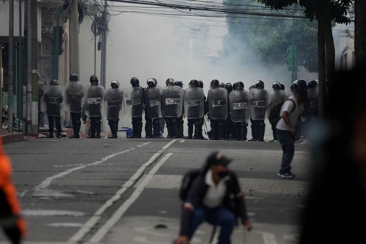 La policía antidisturbios forma un cordón durante una protesta de militares retirados exigiendo que se apruebe una ley que los compense por haber servido durante la guerra civil del país, frente al edificio del Congreso en la Ciudad de Guatemala el martes 19 de octubre de 2021. La policía antidisturbios forma un cordón durante una protesta de militares retirados exigiendo que se apruebe una ley que los compense por haber servido durante la guerra civil del país, frente al edificio del Congreso en la Ciudad de Guatemala el martes 19 de octubre de 2021.