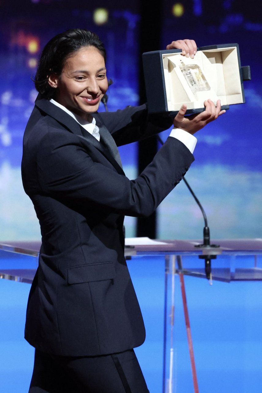 La francesa Nadia Melliti posa con el premio a la mejor actriz en el Festival de Cannes.