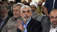 Yahya Sinuar, jefe de Hamás en Gaza, saluda a sus seguidores a su llegada a una reunión en la ciudad de Gaza, el 30 de abril de 2022. Desde que los terroristas de Hamás llevaron a cabo el ataque más mortífero contra Israel en décadas, Los funcionarios israelíes han prometido aplastar al grupo militante palestino y a su enigmático líder en Gaza, Yahya Sinuar.&nbsp;