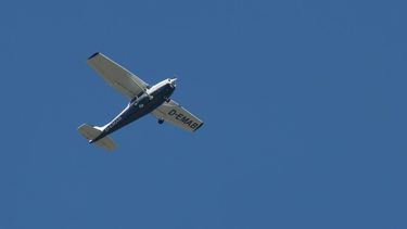 Avioneta en pleno vuelo, imagen referencial.