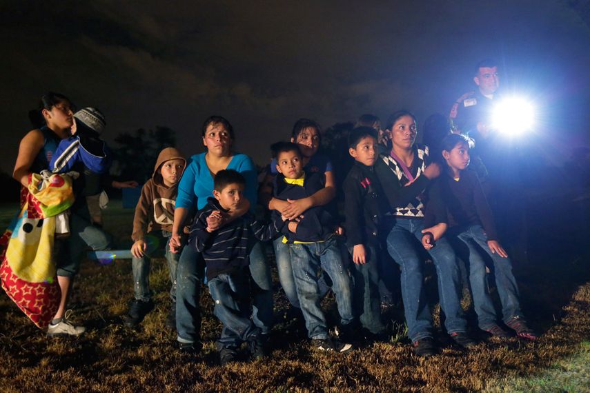 En esta fotografía de archivo del 25 de junio de 2014 un grupo de niños de Honduras y El Salvador que cruzaron ilegalmente la frontera de Estados Unidos son detenidos en Granjeno, Texas. Los presidentes de Guatemala, Honduras y El Salvador presentarán