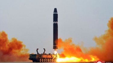 Lanzamiento de prueba de un misil balístico intercontinental Hwasong-15 en el aeropuerto internacional de Pyongyang, el sábado 18 de febrero de 2023.&nbsp;