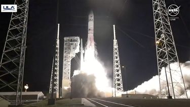 El cohete Vulcan de United Launch Alliance, con la sonda lunar de Astrobotic Technology, al despegar de Cabo Cañaveral en Florida