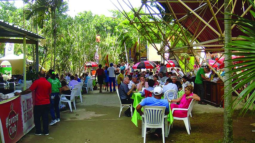 La gente prefiere comer y beber cerveza (IVÁN GARCÍA)