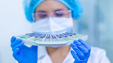 Científica realiza estudios en el laboratorio.