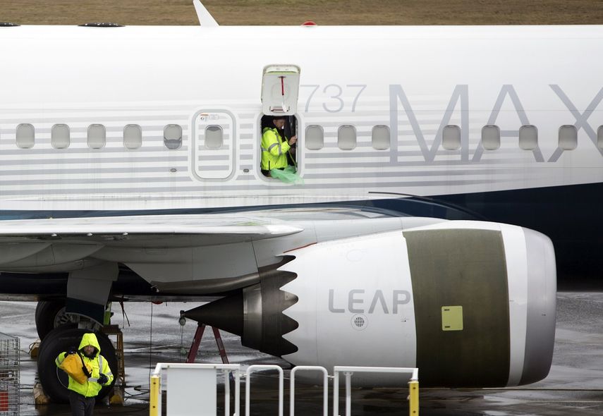 Fotograf&iacute;a del 12 de marzo de 2019 de dos trabajadores en un Boeing 737 MAX&nbsp;9 en la f&aacute;brica de Renton, en Washington.