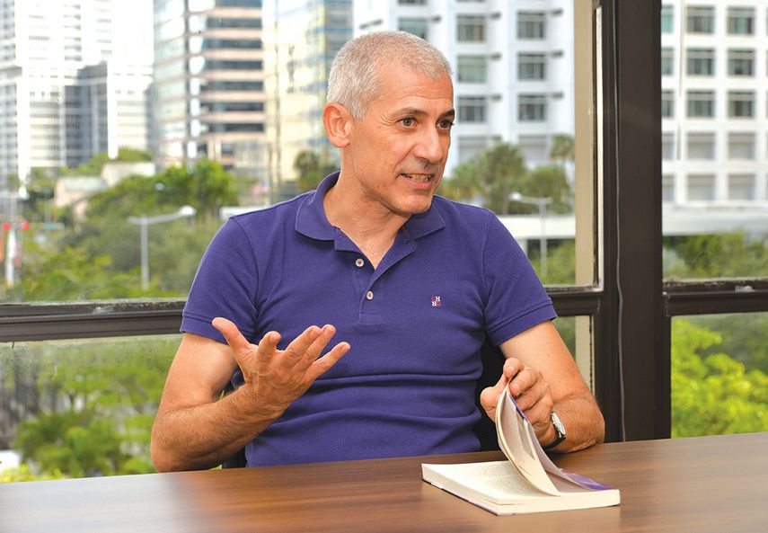 El celebrado novelista posa durante su visita a la redacción de DIARIO LAS AMÉRICAS. (ÁLVARO MATA)