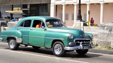 Los carros antiguos americanos, los almendrones, prestan servicio de taxi en La Habana.