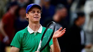 El italiano Jannik Sinner celebra su victoria sobre el kazajo Alexander Bublik al final de su partido de cuartos de final individual masculino en el día 11 del torneo de tenis Abierto de Francia, en la cancha Philippe-Chatrier, el 4 de junio de 2025.&nbsp;