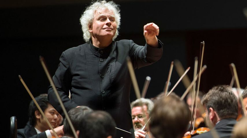 Les llevo en lo profundo de mi corazón, agradeció en alemán el director de orquesta británico ante el fervor de los cientos de espectadores que acudieron a despedirle.&nbsp;