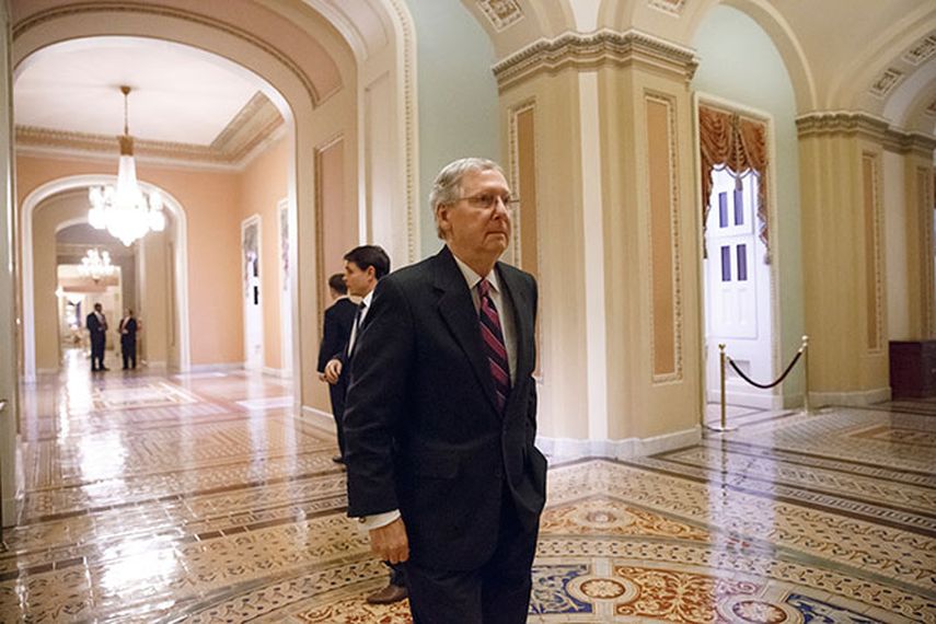 El senador republicano Mitch McConnell, líder de la minoría en el Senado, camina a la cámara para votar por un acuerdo presupuestal. (Foto AP/J. Scott Applewhite)