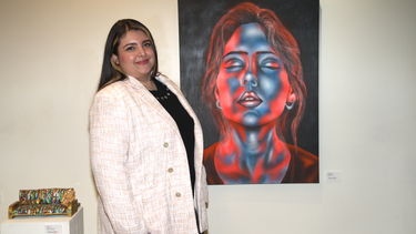 La artista colombiana Laura Zapata posa junto a su obra Close your Eyes (Cierra tus ojos).