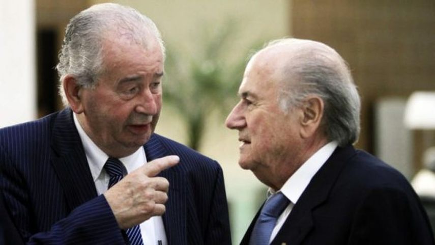 Blatter, a la derecha, no parece tener intenciones de abandonar su cargo. (ARCHIVO)