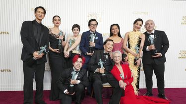 Harry Shum Jr., de izquierda a dercha fila posterior, Jenny Slate, Tallie Medel, Ke Huy Quan, Stephanie Hsu, Michelle Yeoh, Brian Le, Andy Le, fila del frente de izquierda a derecha, James Hong, y Jamie Lee Curtis posan con el premio a mejor elenco por Everything Everywhere All at Once en los Premios SAG, el domingo 26 de febrero de 2023.