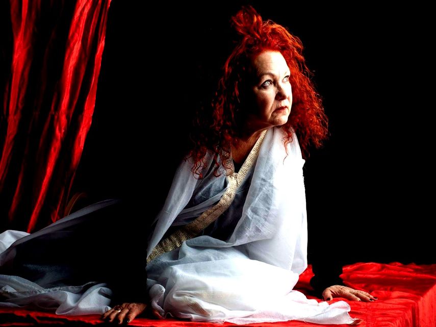 Todas las funciones se realizan los viernes y sábados a las 8:30 p.m. y los domingos a las 5:00 p.m., en Artefactus Black Box.