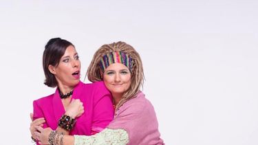 Las actrices Queca Gordillo y Nuria Ferrer posan para la segunda temporada de la obra de teatro Las cenizas de mamá.