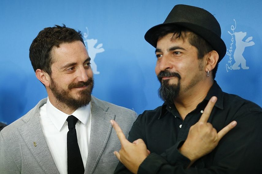 El director Pablo Larraín y el actor Roberto Farias posan promocionando el filme chileno El club en la Berlinale. (AP). 