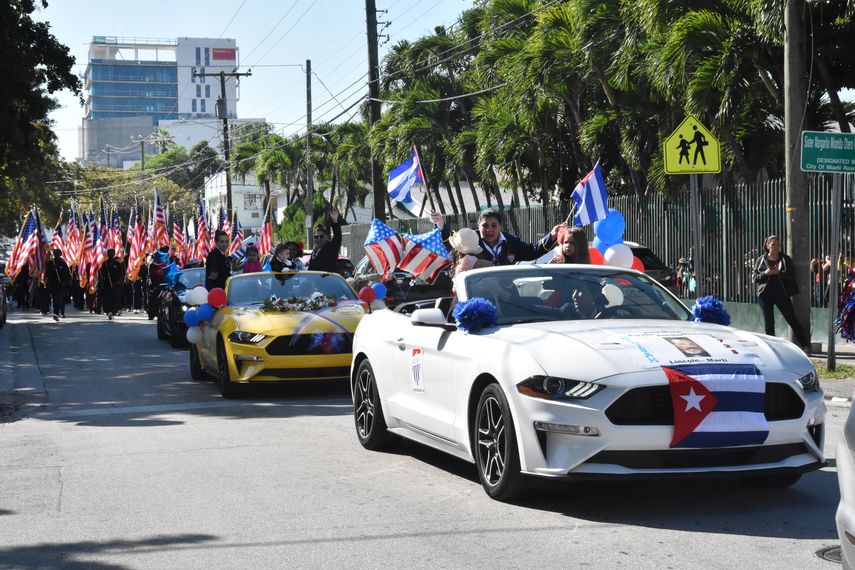 Cientos de ni&ntilde;os de adolescentes recorrieron calles en Miami para celebrar el natalicio de Jos&eacute; Mart&iacute;.