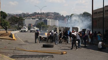 Simpatizantes del presidente de la Asamblea Nacional, Juan Guaidó, participan en una manifestación en apoyo a su levantamiento contra el régimen de Nicolás Maduro este martes, en inmediaciones de la Avenida Francisco de Miranda de Caracas.