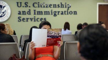 Inmigrante tiene que presentar un examen de ciudadanía en la oficina de Servicios de Ciudadanía e Inmigración de EEUU (USCIS) en Queens&nbsp;