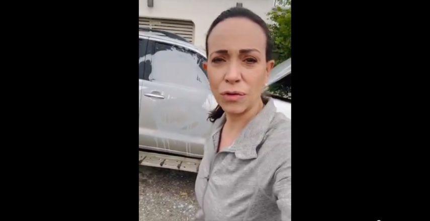Captura de pantalla del video publicado por la líder opositora, María Corina Machado, mostrando el estado de la camioneta luego de ser vandalizada.&nbsp;