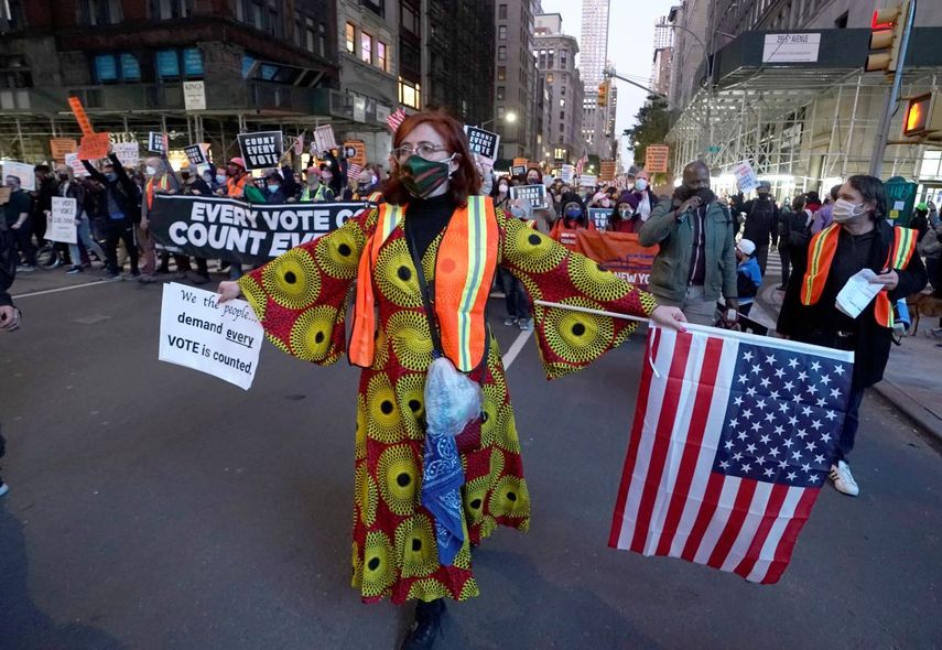 Personas marchan por la Quinta Avenida durante un mitin Count Every Vote, en Nueva York el 4 de noviembre de 2020. El 4 de noviembre, el aspirante presidencial demócrata Joe Biden se acercó al número mágico de 270 votos electorales necesarios para ganar la Casa Blanca con varios estados todavía en juego, mientras el presidente en funciones, Donald Trump, desafió el conteo de votos.&nbsp;