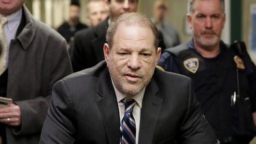 Weinstein, de 67 a&ntilde;os, es acusado de acoso, agresi&oacute;n sexual o violaci&oacute;n por m&aacute;s de 80 mujeres desde que estall&oacute; el esc&aacute;ndalo en octubre de 2017, g&eacute;nesis del movimiento #MeToo.&nbsp;