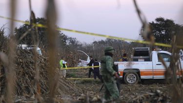 Expertos trabajan en el área donde se precipitó el helicóptero en el que viajaban la gobernadora&nbsp;de&nbsp;Puebla, Martha Erika Alonso, y su esposo, el exgobernador de&nbsp;Puebla, Rafael Moreno Valle.