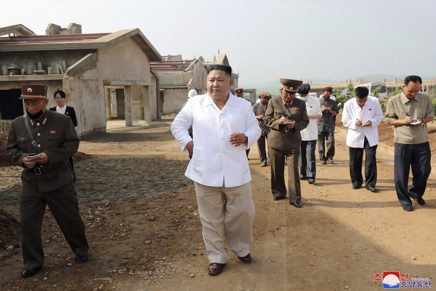 En esta fotografía sin fecha facilitada el 23 de julio de 2020 por el gobierno norcoreano, el gobernante Kim Jon Un, al centro, visita una granja avícola en construcción en el distrito de Hwangju, en Corea del Norte.&nbsp;