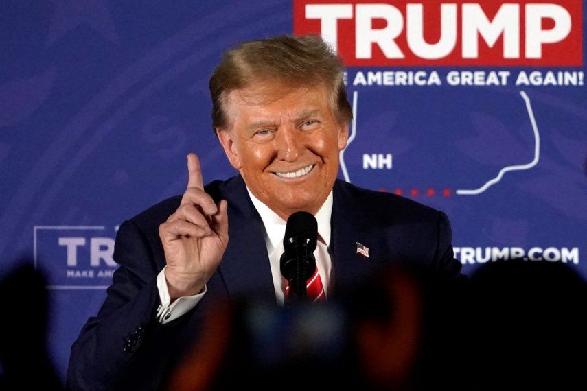 El gran favorito para regresar a la Casa Blanca, el expresidente Donald Trump habla a sus seguridores en Laconia, New Hampshire.