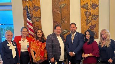 De izquierda a derecha, Jame Colona y Adita Vázquez con la nueva junta directiva del Miami Ambassadors Lions Club: Gina Romero, Alcalde Anthony DeFillipo, Embajador Dr. Luis Suárez, Dayamy Rodríguez y Nancy Garay.