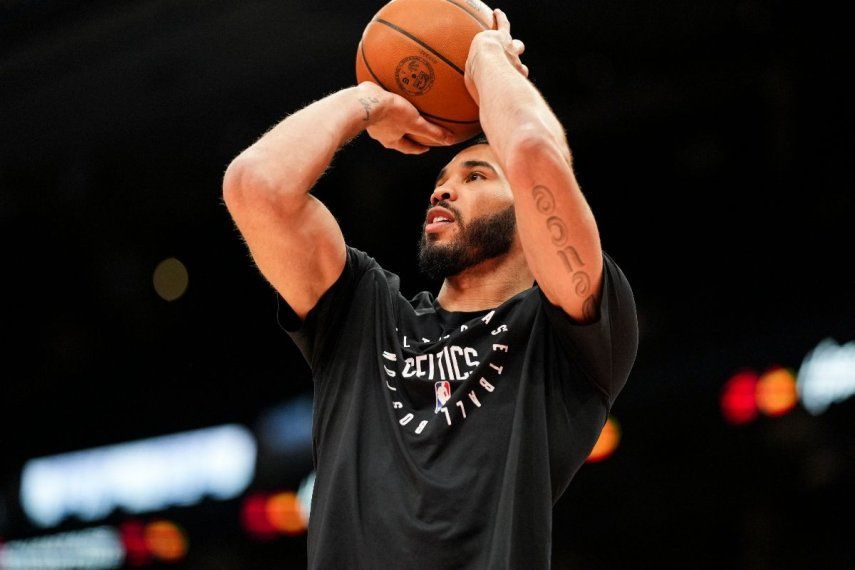 Jayson Tatum #0 de los Boston Celtics calienta antes de jugar contra los Toronto Raptors en el Scotiabank Arena el 25 de febrero de 2025 en Toronto, Canadá.&nbsp;