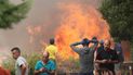 Vecinos se alejan de un incendio forestal en Añón de Moncayo, en Zaragoza, España, el sábado 13 de agosto de 2022.