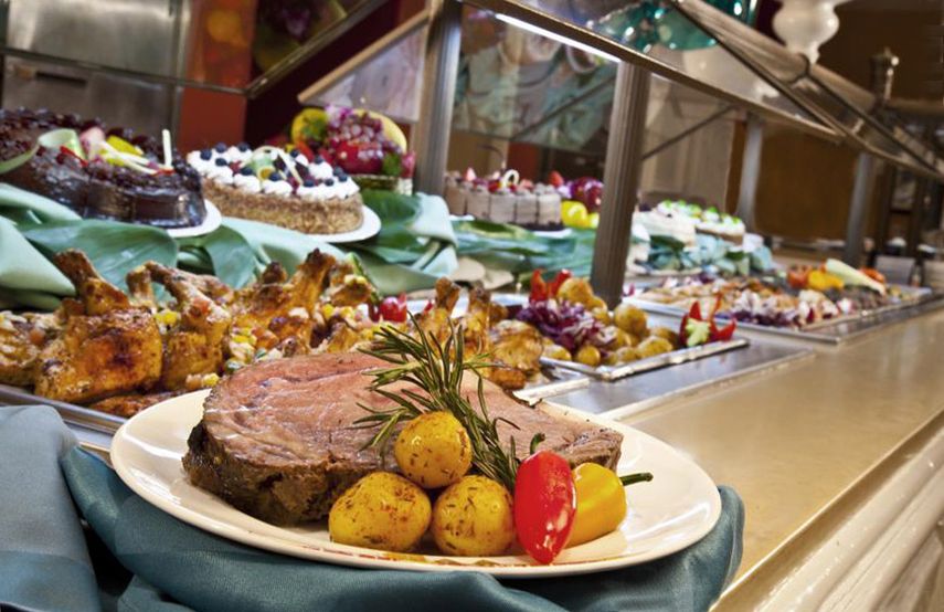 El suculento buffet ofrece jamones, mariscos, quesos y otras exquisiteces. (J.HDEZ.)