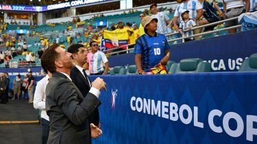 Alejandro Domínguez, presidente de la CONMEBOL, mira hacia las tribunas antes del choque de la final de la Copa América entre Argentina y Colombia, el 14 de julio de 2024.