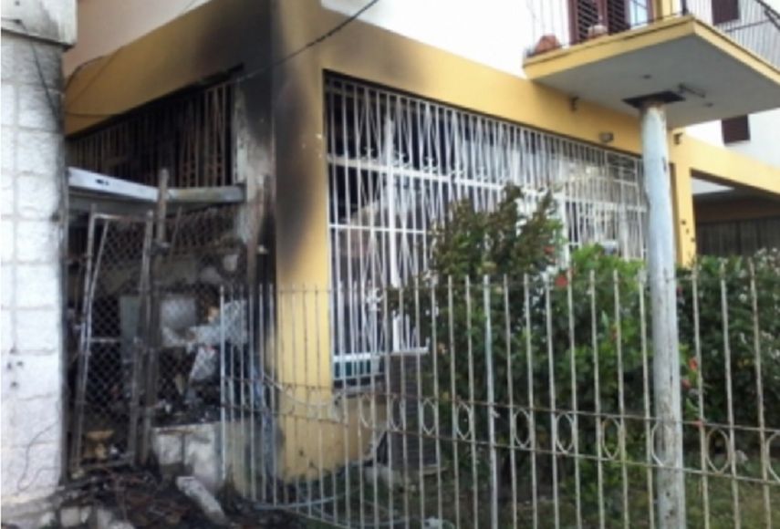 En horas de la noche del jueves el establecimiento permanecía a oscuras, mientras un grupo de policías merodeaba el local.