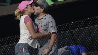 Será su segunda boda, tras el divorcio de Claudia Villafañe, su histórica pareja durante su larga trayectoria como futbolista en Argentina, España e Italia y madre de sus hijas Dalma y Gianinna.