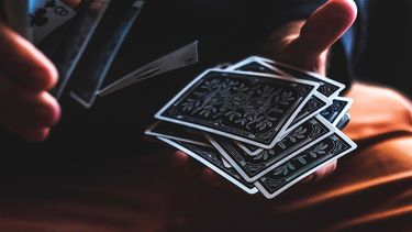 La baraja de naipes es a menudo utilizada como medio de consulta e interpretación de hechos.