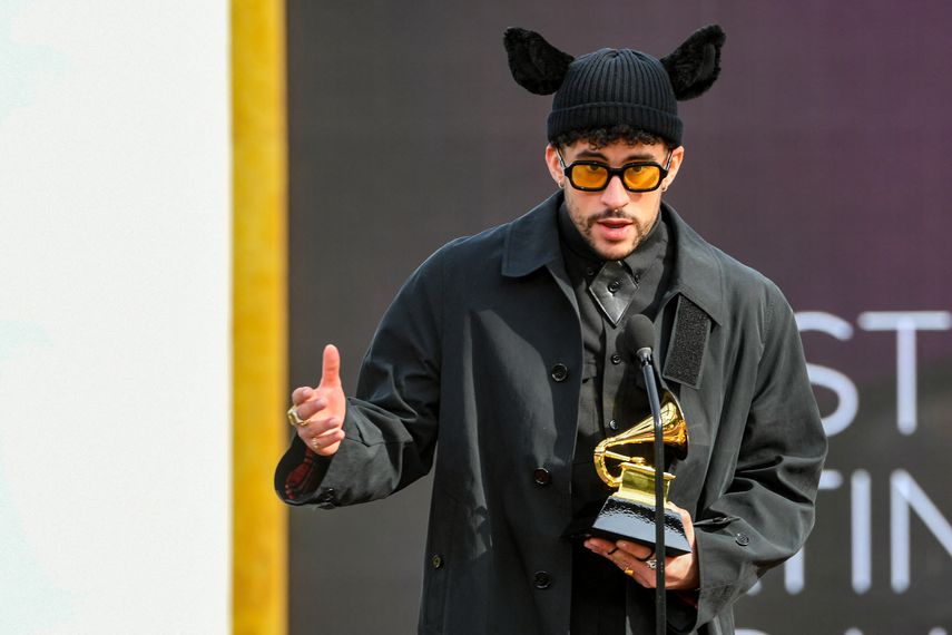 Bad Bunny acepta el Grammy al Mejor álbum urbano o pop latino por YHLQMDLG en el escenario durante la 63 entrega de los premios Grammy en el Centro de Convenciones de Los Angeles el 14 de marzo de 2021.&nbsp;
