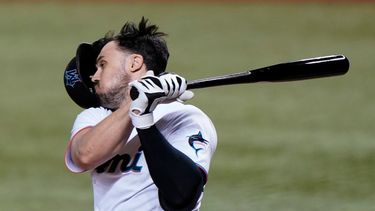 Adam Duvall de los Marlins de Miami batea en la sexta entrada del encuentro ante los Filis de Filadelfia del lunes 24 de mayo del 2021