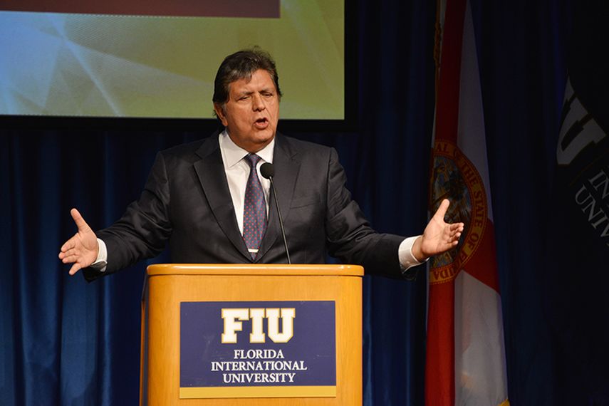 El expresidente peruano Alan García durante su intervención el lunes en la Universidad Internacional de la Florida. (Foto: Giselle Santalucci)