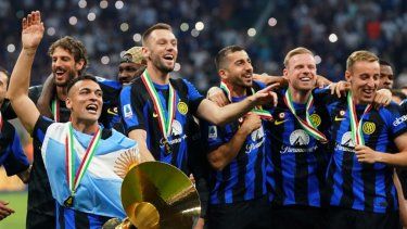 Lautaro Martínez y sus compañeros del Inter de Milán celebran la conquista de su 20mo scudetto en la Serie A italiana en el estadio San Siro, el domingo 19 de mayo de 2024.
