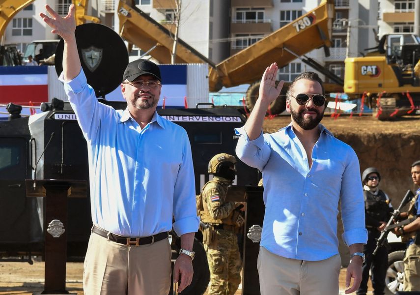 El presidente de Costa Rica, Rodrigo Chaves (izq.), y el presidente de El Salvador, Nayib Bukele, saludan tras una rueda de prensa en el sitio de construcción del Centro de Alta Contención para el Crimen Organizado (CACO) en Alajuela, Costa Rica, el 14 de enero de 2026.