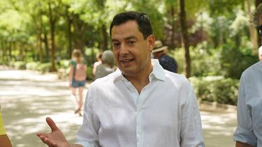 El presidente del PP de Andalucía y candidato a la reelección como presidente de la Junta de Andalucía, Juanma Moreno, atiende a los medios de comunicación en el Parque de María Luisa, en un acto para los comicios autonómicos del próximo día 19 a 12 de junio del 2022 en Sevilla.