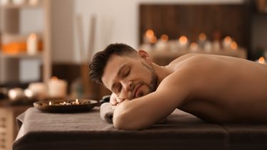 El uso de Manta térmica con infrarrojo es un tratamiento de belleza popular entre los hombres.