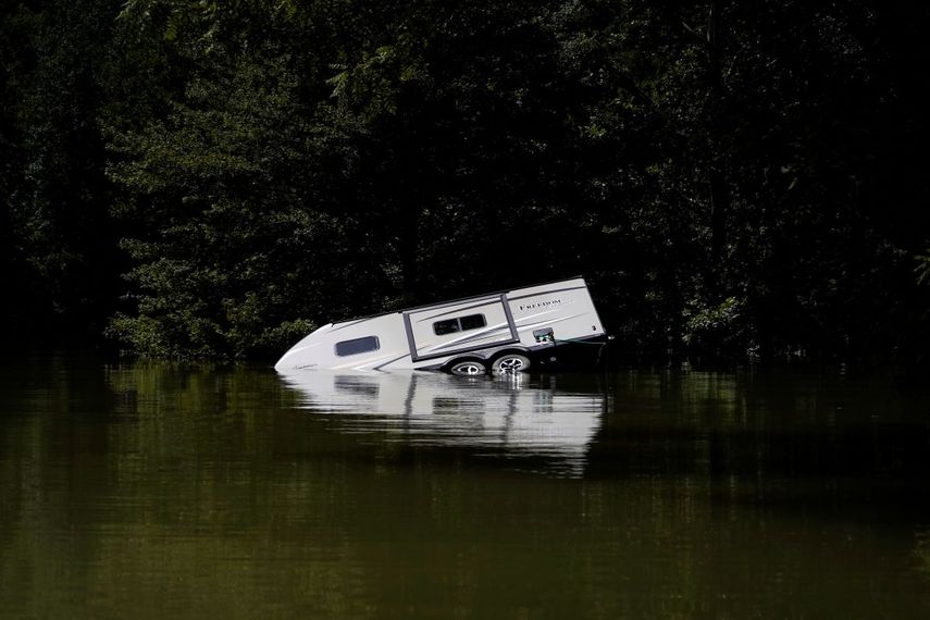 Una casa rodante está parcialmente sumergida en el lago Carr Creek cerca de Hazard, Kentucky.