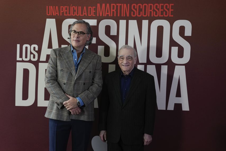El director y productor Martin Scorsese con el director de fotografía mexicano Rodrigo Prieto durante una sesión fotográfica para promover su película Killers of the Flower Moon, en la Ciudad de México el 11 de octubre de 2023.