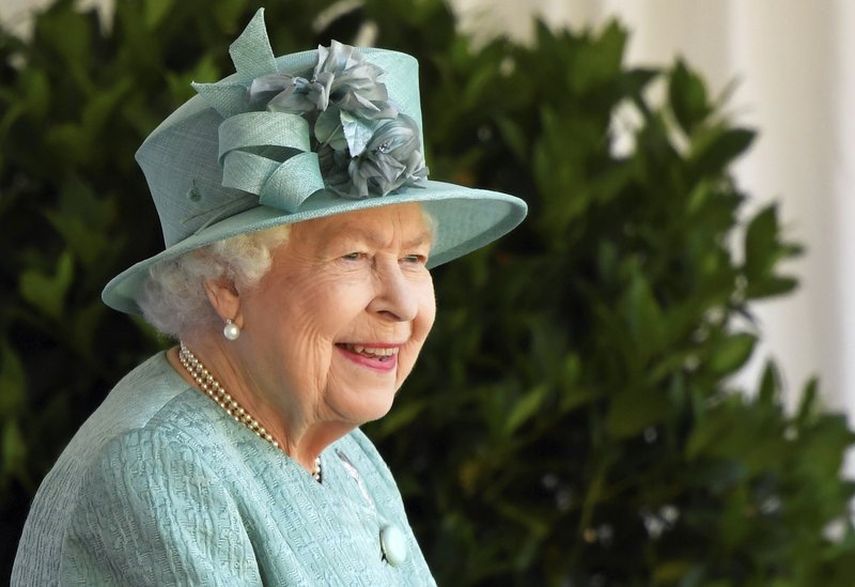 La reina Isabel II observa una ceremonia para marcar su cumplea&ntilde;os oficial en el Castillo de Windsor, Inglaterra, s&aacute;bado 13 de junio de 2020.&nbsp;&nbsp;