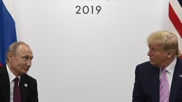 El presidente ruso, Vladimir Putin (i), y su homólogo estadounidense, Donald Trump (d), conversan durnte la cumbre de líderes del G20, en Osaka, Japón. 