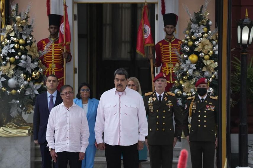 El presidente de Colombia, Gustavo Petro, centro izquierda, y el dictador de Venezuela, Nicolás Maduro, durante una ceremonia de bienvenida en los escalones del Palacio Presidencial de Miraflores, en Caracas, Venezuela, el martes 1 de noviembre de 2022. 